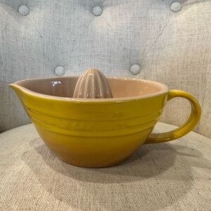 Le Creuset Rare Yellow On Yellow Color Citrus Juicer Squeezer Lemon Orange NICE